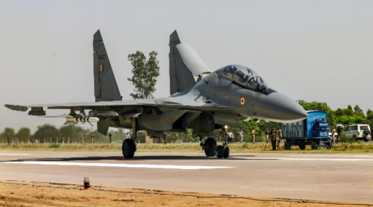 defence-ministry-inks-rs26000-crore-deal-with-hal.webp