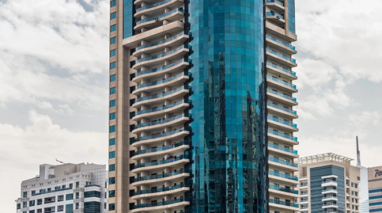 promenade-canal-dubai-marina-with-luxury-skyscrapers-around-united-arab-emirates-jdeo0-lzbhb.webp