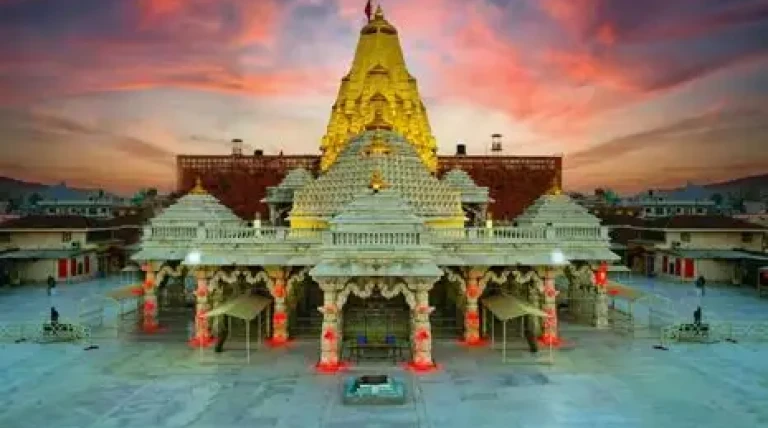 shree-ambaji-mata-temple-precinct-in-gujarat.webp