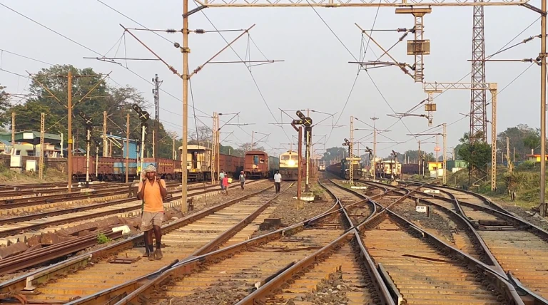 south-east-central-railway-expands-network-with-200-km-of-new-rail-lines-in-fy25.webp